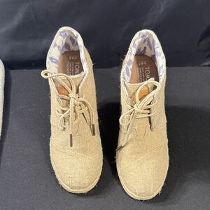 Toms Women's Burlap/Linen Desert Beige Tan Lace-Up Wedges Sz8.5 NWOT